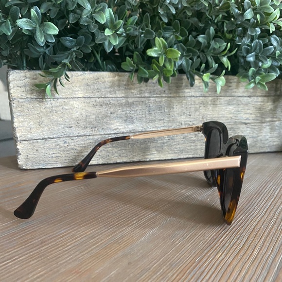 DIFF Eyewear Bella Sunglasses - Picture 2 of 5